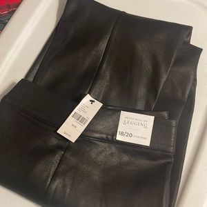 Pointe faux leather leggings NWT- black